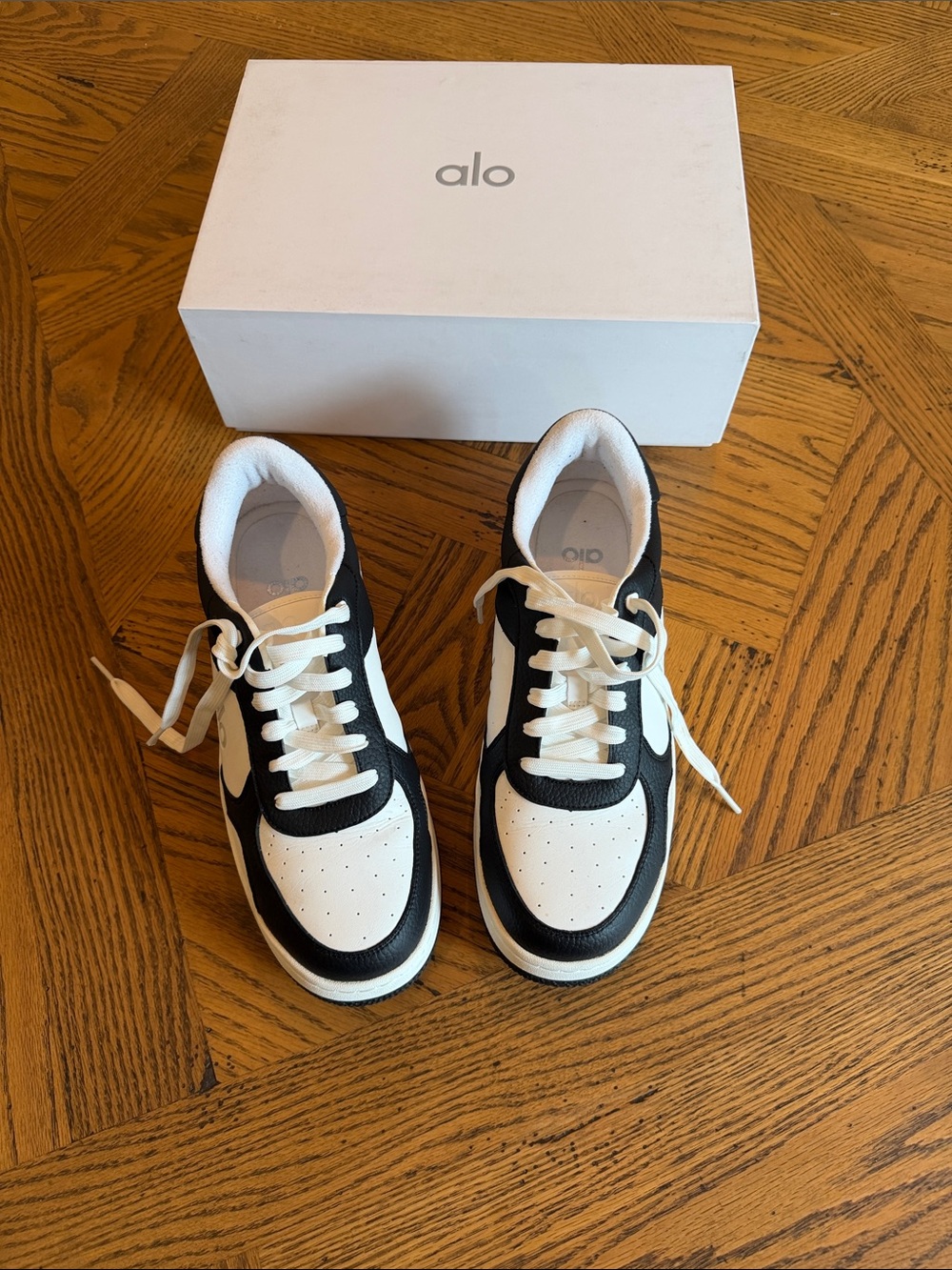 ALO Yoga Recovery Mode Sneaker - Black and White Retro-Inspired Sneakers